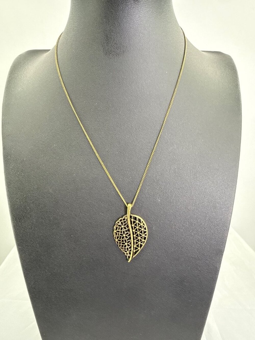 VTG Avon SAO Gold Filigree Leaf Pendant Necklace Boho Cottagecore Fairycore